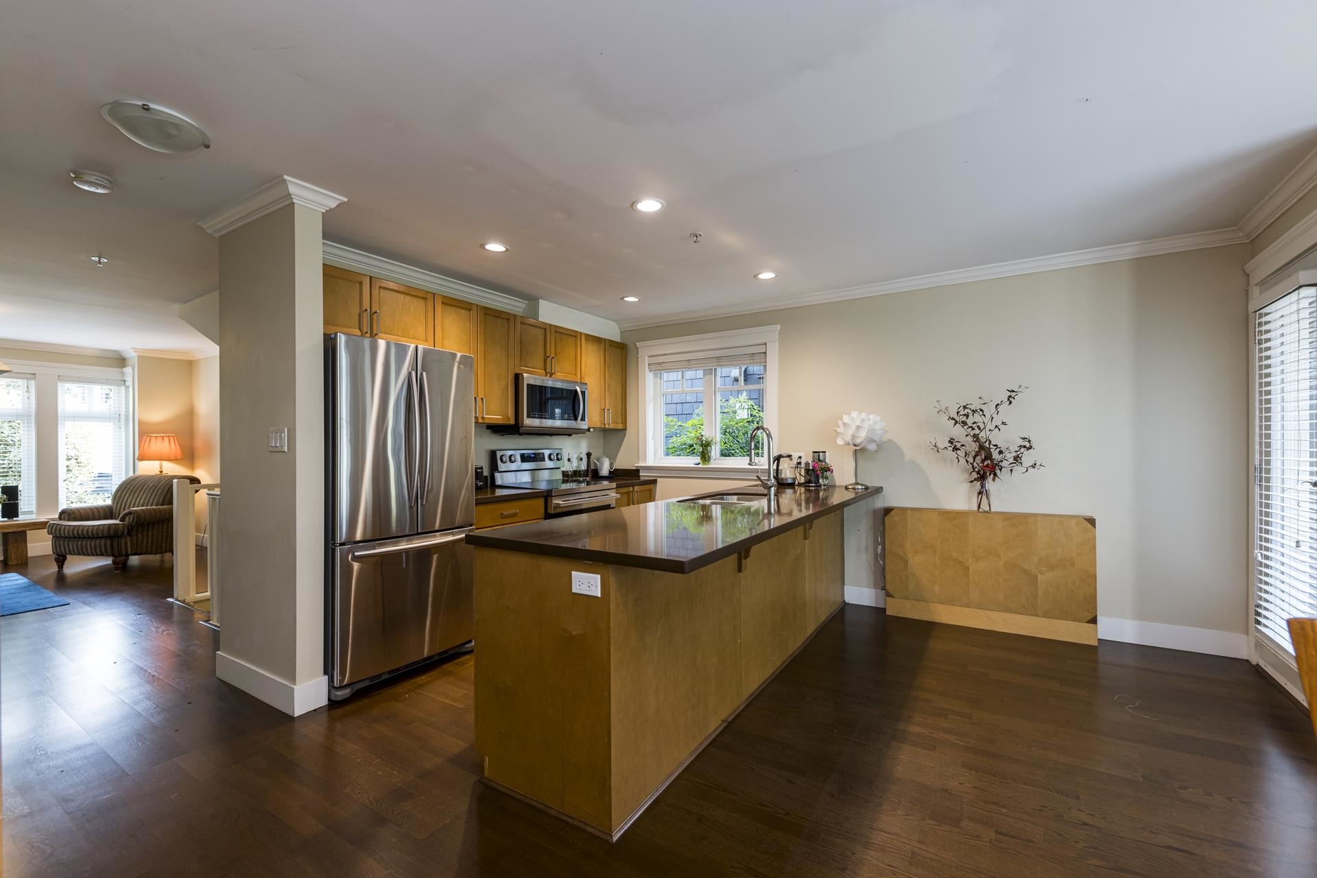 2 263 E 5TH STREET 21